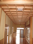 ホール・廊下の天井は格天井。
