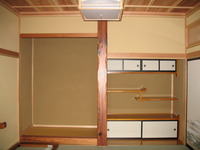 和室には、床の間と違い棚を設けました。