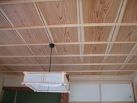 和室の目透し天井。
天井材も無垢板です。