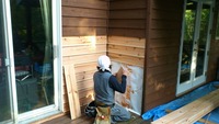 透湿防水シート貼り、木板を施工します。
