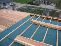 屋根は通気層を設けた２重構造としました。
ガルバリウム鋼板葺きの場合は２重構造を勧めています。