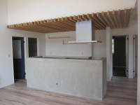 キッチン
腰壁はモルタル仕上、天井は木格子です