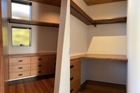 【クローゼット】
寝室の奥にはクローゼットがあります。
小物を入れる収納や棚を造りました。